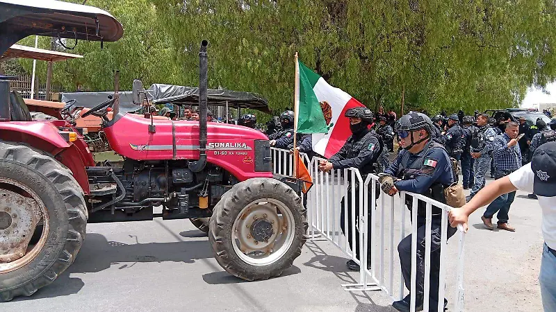 Protesta de productores de frijol en el Multiforo de Zacatecas